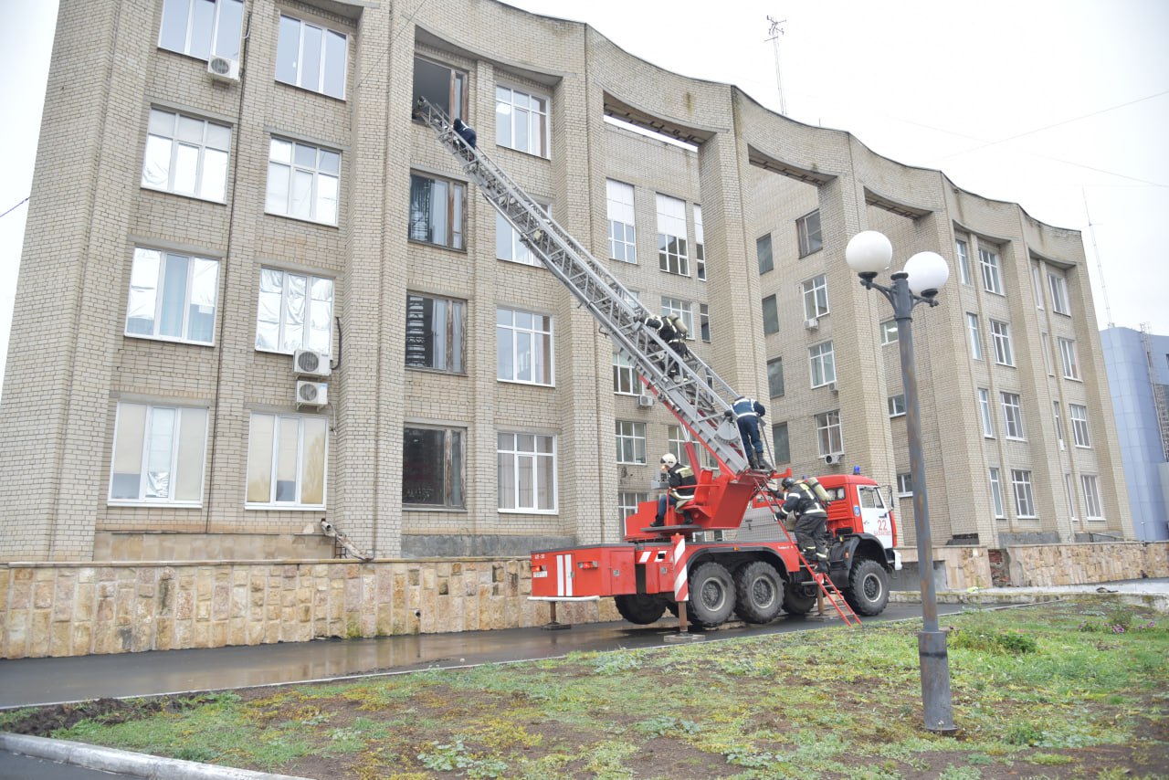 Сквозь дым и пламя: администрацию Балаковского района эвакуировали